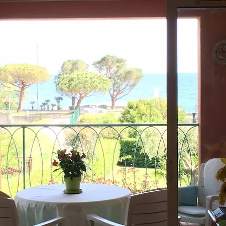 Апартаменты Les Issambres 2 Bedroom With Sea View La Garonnette-Plage